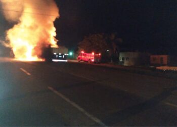 Carreta pega fogo em na BR-040, em Congonhas