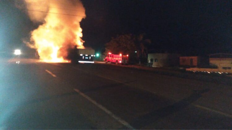 Carreta pega fogo em na BR-040, em Congonhas
