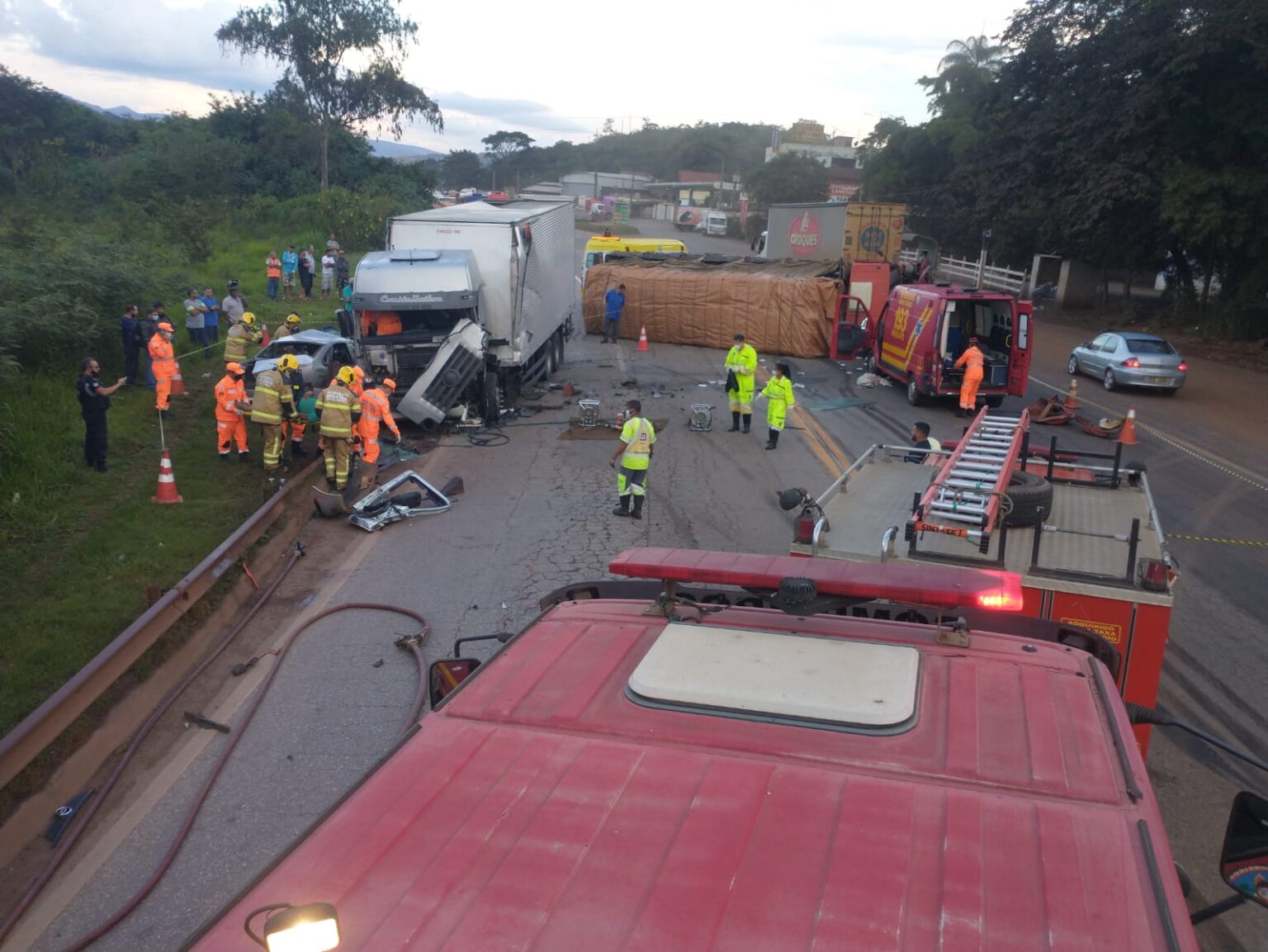 Homem morre em acidente envolvendo dois caminhões e um carro na BR-040 Homem morre em acidente envolvendo dois caminhões e um carro na BR-040