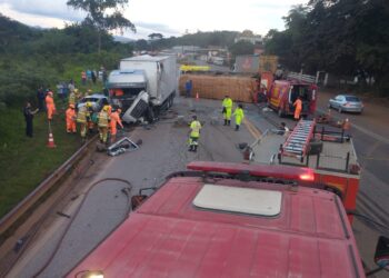 Homem morre em acidente envolvendo dois caminhões e um carro na BR-040