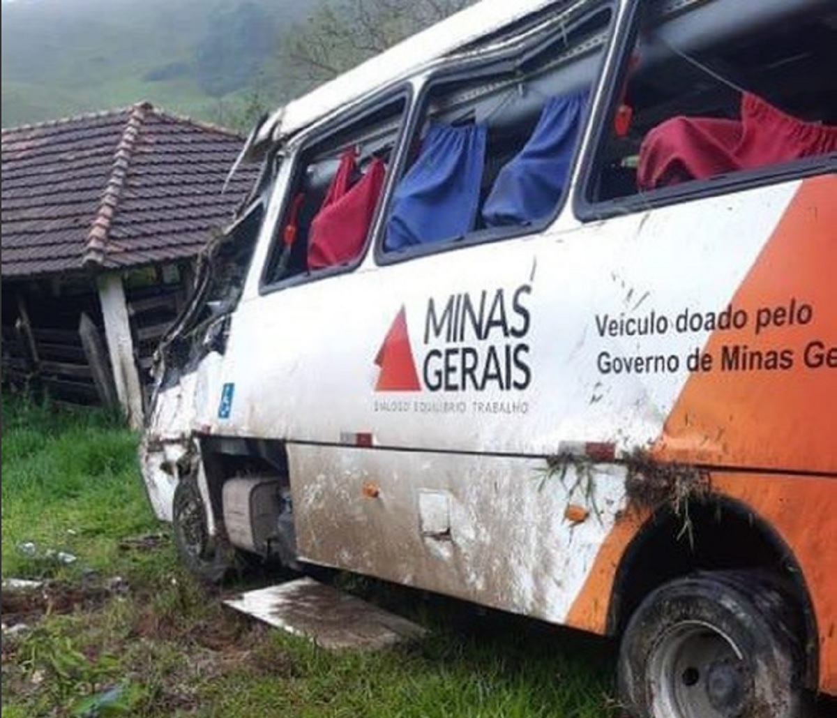 Micro-ônibus que transportava pacientes de Cataguases colide com barranco e cai na BR-267