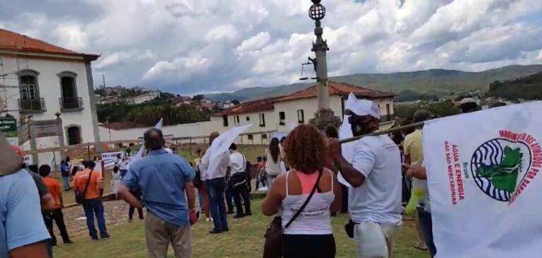 Manifestantes vão à Praça Minas Gerais protestar pelos 6 anos da tragédia de Mariana