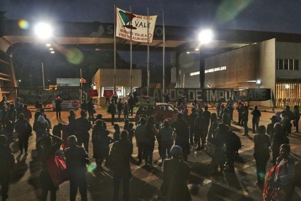 Manifestantes ocupam porta da Samerco e fecham MG-129 em protesto aos 6 anos do desastre em Mariana