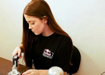 Engenheira da UFOP cria garrafa que torna água potável e é finalista em prêmio mundial