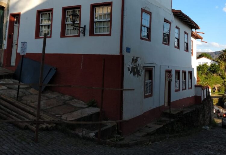 Reforma em casarão interdita trânsito por uma semana, no largo do Rosário, em Ouro Preto