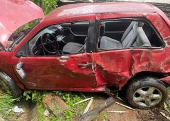 Carro perde controle e cai na Curva do Vento, em Ouro Preto