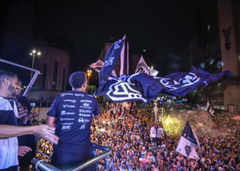 Festa na terra e no céu: o Brasil é preto e branco novamente