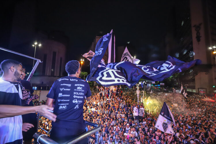 Festa na terra e no céu: o Brasil é preto e branco novamente