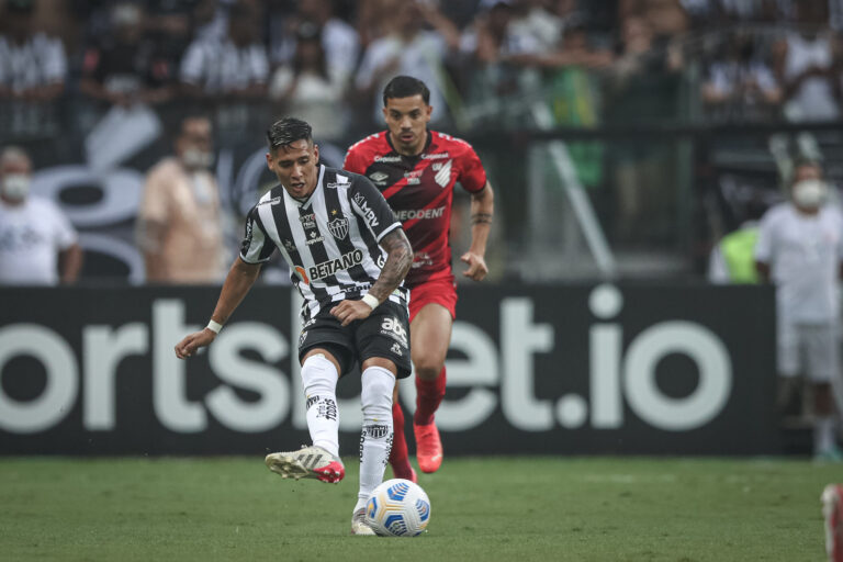 Com uma mão na taça, Atlético quer fechar o ano com mais um bicampeonato