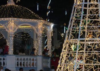 Mariana acende tradicional luzes de Natal; veja fotos