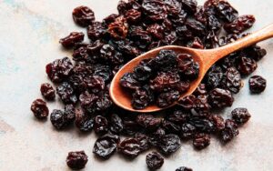 O costume de se adicionar uva passa aos alimentos típicos do Natal