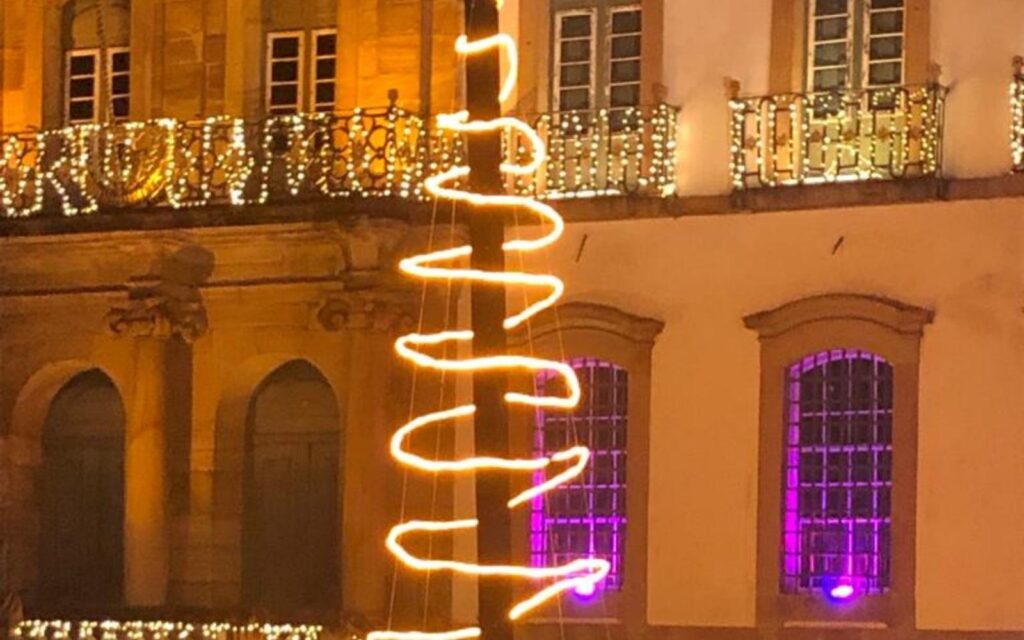Decoração de Natal em Ouro Preto vira alvo de críticas e chacota nas redes sociais Decoração de Natal em Ouro Preto vira alvo de críticas e chacota nas redes sociais