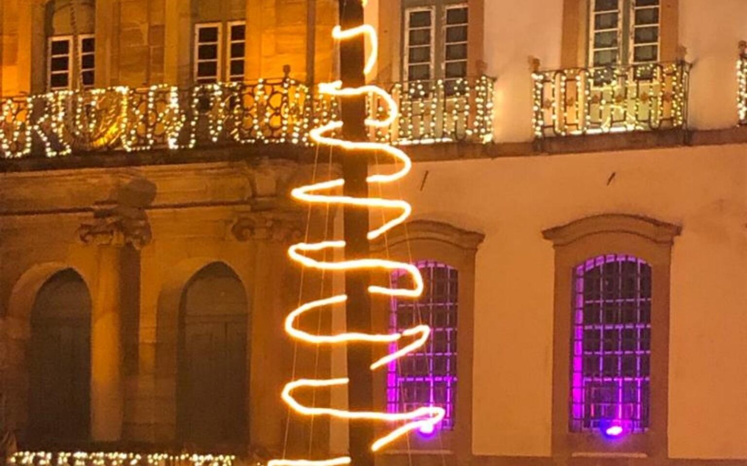 Decoração de Natal em Ouro Preto vira alvo de críticas e chacota nas redes sociais