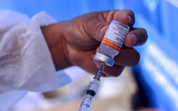 Você pode tomar álcool após a vacina da Covid?