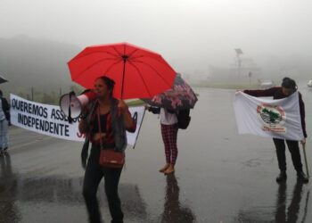 Moradores de Antônio Pereira, distrito de Ouro Preto, paralisam MG-129 em protesto ao risco de rompimento da barragem Doutor