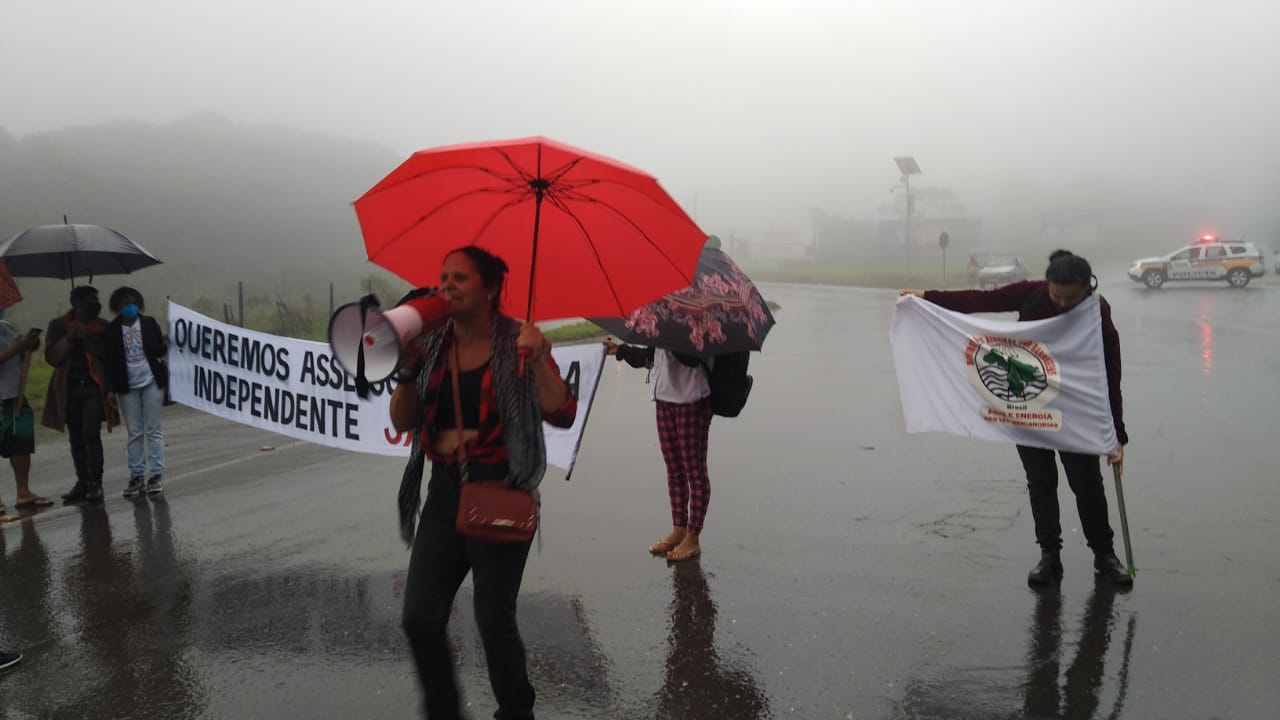 Moradores de Antônio Pereira, distrito de Ouro Preto, paralisam MG-129 em protesto ao risco de rompimento da barragem Doutor