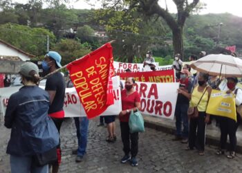 Prestes a iniciar cobrança de água, manifestantes vão às ruas de Ouro Preto pedir a saída da Saneouro