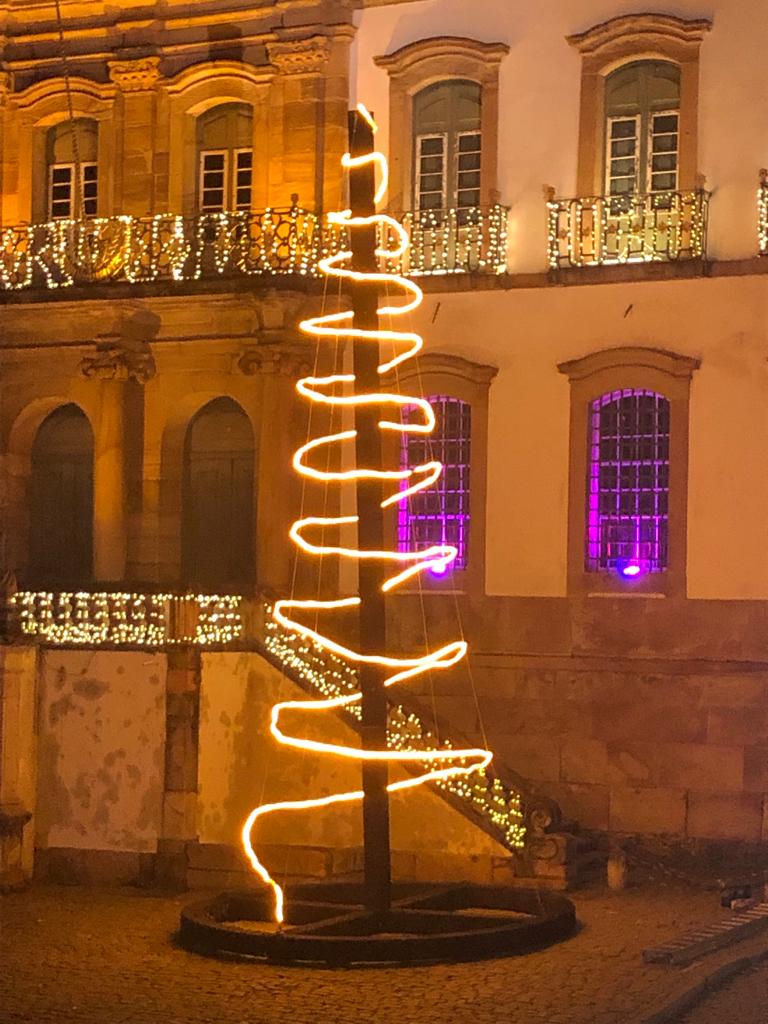 Árvore de Natal colocada na Praça Tiradentes