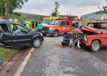 Uma pessoa morre e três ficam feridas em batida de carro na BR-040, em Lafaiete