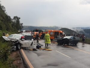 Seis pessoas são vítimas de acidente envolvendo três veículos na BR-356, em Itabirito