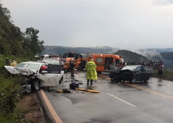 Seis pessoas são vítimas de acidente envolvendo três veículos na BR-356, em Itabirito