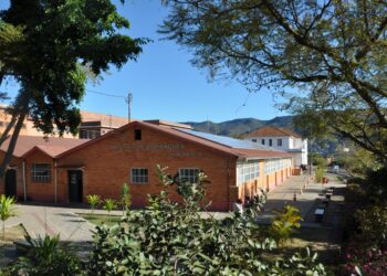 Têm sido difíceis os tempos atuais para as Instituições de Ensino e Pesquisa Federais, onde se incluem os IFs e as Universidades. Depois de cerca de 13 anos com investimento público significativo, desde o governo Temer a situação se torna cada vez mais caótica. A lei orçamentária de 2021 foi sancionada por Bolsonaro com veto de quase R$ 30 bilhões à proposta aprovada no congresso. Só para a Educação, a redução foi de R$ 3,9 bilhões, impactando diretamente o funcionamento das escolas e universidades. Como tivemos dois anos de pandemia, com aulas remotas e poucas atividades presenciais, apertando o cinto foi possível garantir as ações mínimas das autarquias, mesmo com cortes em bolsas de pesquisa e extensão. Agora, com o retorno das aulas presenciais, é preciso que se tenha um orçamento mínimo para que estes locais possam funcionar, entretanto, de maneira surpreendente, o governo Bolsonaro se supera e apresenta no Projeto de Lei Orçamentária Anual (PLOA) de 2022 uma redução ainda maior que 2021. O relator do projeto, Deputado Hugo Leal (PSD-RJ), propõe cortar 5,8% da verba das universidades federais e 5,5% das bolsas de pesquisa do CNPq (Conselho Nacional de Pesquisa e Desenvolvimento Científico). Isso significa um impacto negativo de mais R$ 473 milhões para os IFs e universidades. Segundo dados da Associação Nacional dos Dirigentes das Instituições Federais de Ensino Superior (Andifes), as instituições de ensino públicas necessitam de, no mínimo, R$ 1,8 bilhão a mais do que o previsto para funcionarem em 2022, isso significa que estamos a ponto de entrar em colapso! Este colapso, significa menor qualidade na prestação de serviços, impactando diretamente a população brasileira, que é quem depende de um serviço público de qualidade, em especial os menos favorecidos economicamente. Imagina um estudante ter que pagar de 10 a 15 reais no bandejão? Isso é surreal! É preciso que todos entendamos que isso tudo não é por acaso, tem por trás um projeto, que vem desde 2016 com a Emenda Constitucional (EC) 95 que congelou por 20 anos os investimentos públicos. O objetivo é exatamente isso que estamos vendo: implodir o serviço gratuito e universal para entregar de mão beijada para a iniciativa privada, que é a quem servem muitos deputados federais, afinal foram eles que financiaram as suas campanhas nas eleições legislativas. Mesmo sabendo disso, é preciso resistir, os modelos de IFs que nós temos dão (e muito) certo, estão entre os 30 melhores modelos escolares do mundo, isso não é pouca coisa. Sem contar nossas Universidades, que estão sempre bem pontuadas nos rankings globais. Não podemos aceitar o que querem fazer conosco, é hora de pressionar nas redes por mais verbas para as instituições federais no ano que vem e defendê-las dos ataques dos tubarões interessados em destruir nosso sistema gratuito e universal de ensino e pesquisa. Em 2022, quem defende a escola pública tem que se posicionar, é hora de mostrar também nas ruas que não apoiamos os atuais detentores do poder!