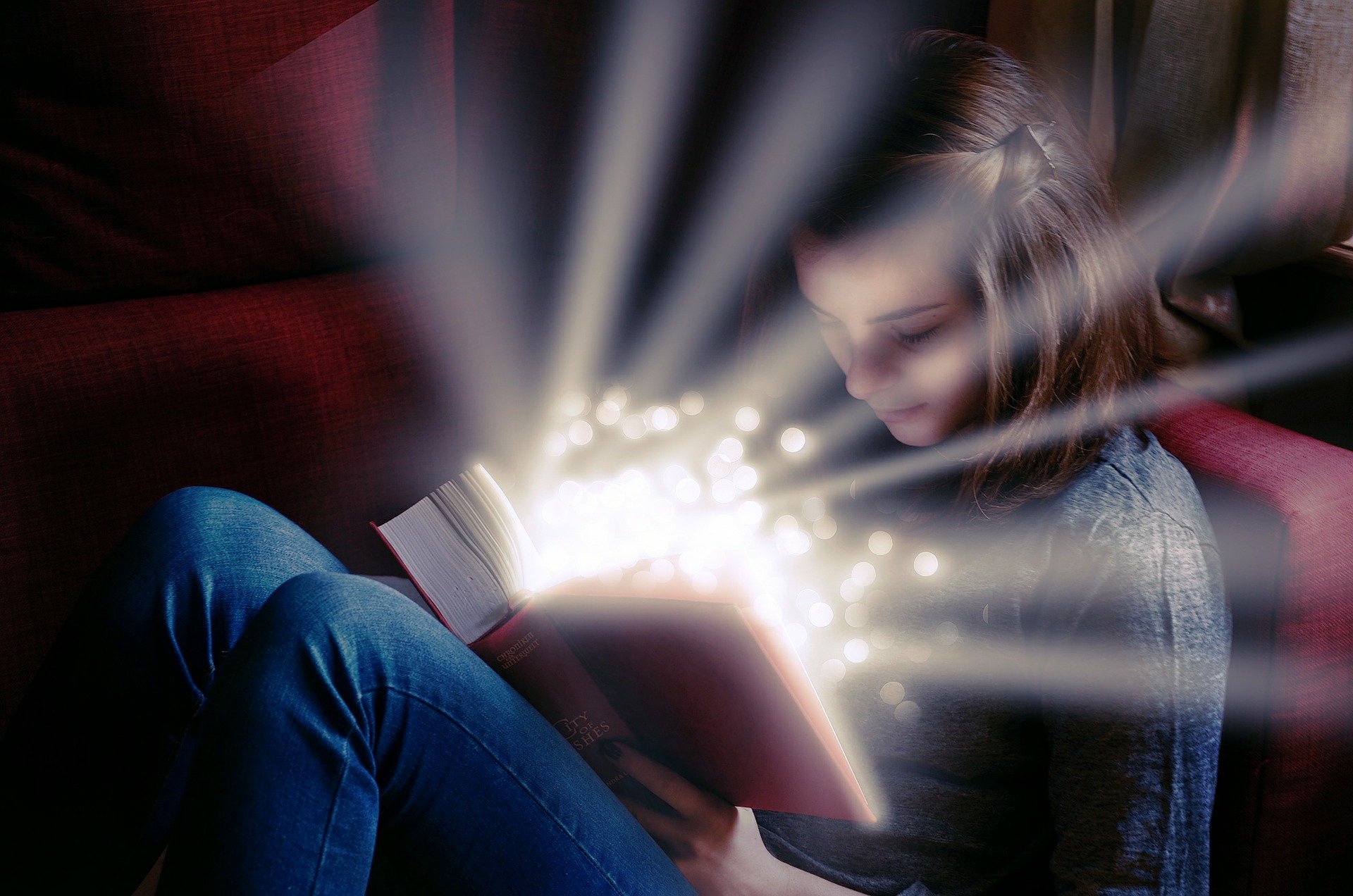 Mulher abrindo um livro e adquirindo conhecimento. Foto: Pixabay