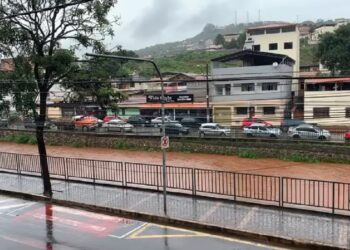 Forte chuva causa alagamento e risco deslizamento em Congonhas