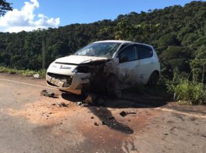 Idoso morre em colisão frontal entre dois carros na MGC-482 Idoso morre em colisão frontal entre dois carros na MGC-482