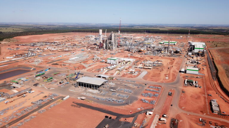 Fábrica de celulose em construção tem vagas de emprego abertas em Minas