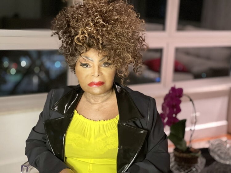 Elza Soares gravou DVD dois dias antes de morrer e tem disco político para ser lançado