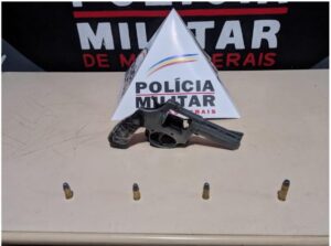 Homem é preso em Mariana por porte de arma de fogo e ameaças a ex-companheira Homem é preso em Mariana por porte de arma de fogo e ameaças a ex-companheira