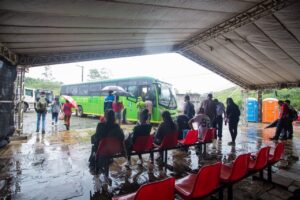 Com rodoviária interditada, Prefeitura de Ouro Preto monta tenda para abrigar os usuários de ônibus intermunicipais Prefeitura de Ouro Preto monta tenda para abrigar os usuários de ônibus intermunicipais