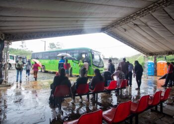 Prefeitura de Ouro Preto monta tenda para abrigar os usuários de ônibus intermunicipais