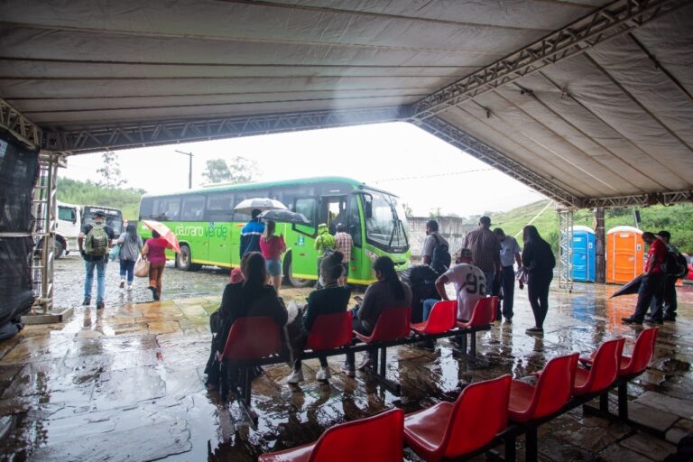 Prefeitura de Ouro Preto monta tenda para abrigar os usuários de ônibus intermunicipais