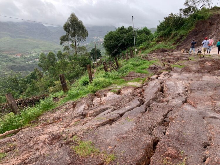 Encosta com cerca de 70 casas corre risco de desabar no bairro Taquaral, em Ouro Preto