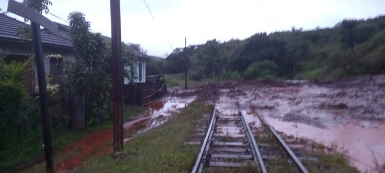 Talude da Gerdau cede e invade Miguel Burnier, distrito de Ouro Preto