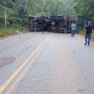 Carreta tomba na MG-129 e interdita os dois sentidos em Mariana Carreta tomba na MG-129 e interdita os dois sentidos em Mariana