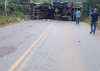 Carreta tomba na MG-129 e interdita os dois sentidos em Mariana