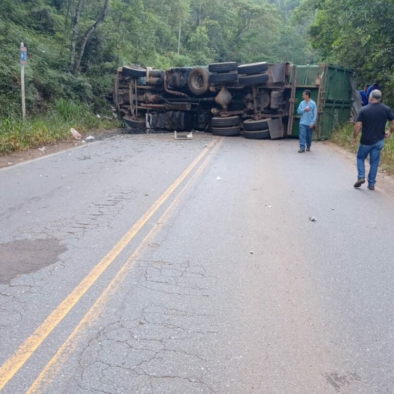 Carreta tomba na MG-129 e interdita os dois sentidos em Mariana