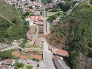 Vídeo exclusivo mostra com detalhes momento do desabamento de dois casarões em Ouro Preto Vídeo exclusivo mostra com detalhes momento do desabamento de dois casarões em Ouro Preto