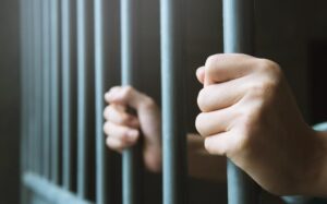Avô e pais são condenados a 60 e 40 anos de prisão por estupro contra três irmãs