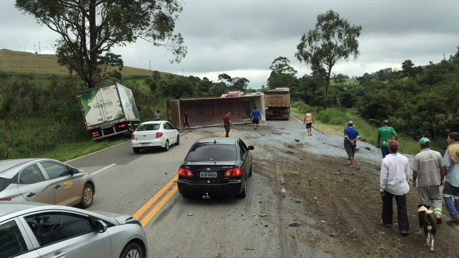 Carreta tomba e interdita pista da BR-040, em Carandaí Carreta tomba e interdita BR-040, em Carandaí