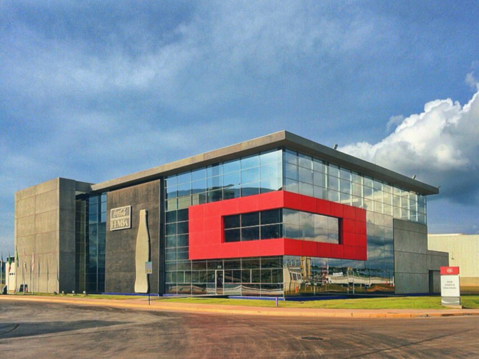 Coca-Cola FEMSA Brasil contrata profissionais para a linha de produção da fábrica em Itabirito Coca-Cola FEMSA Brasil contrata profissionais para a linha de produção da fábrica em Itabirito