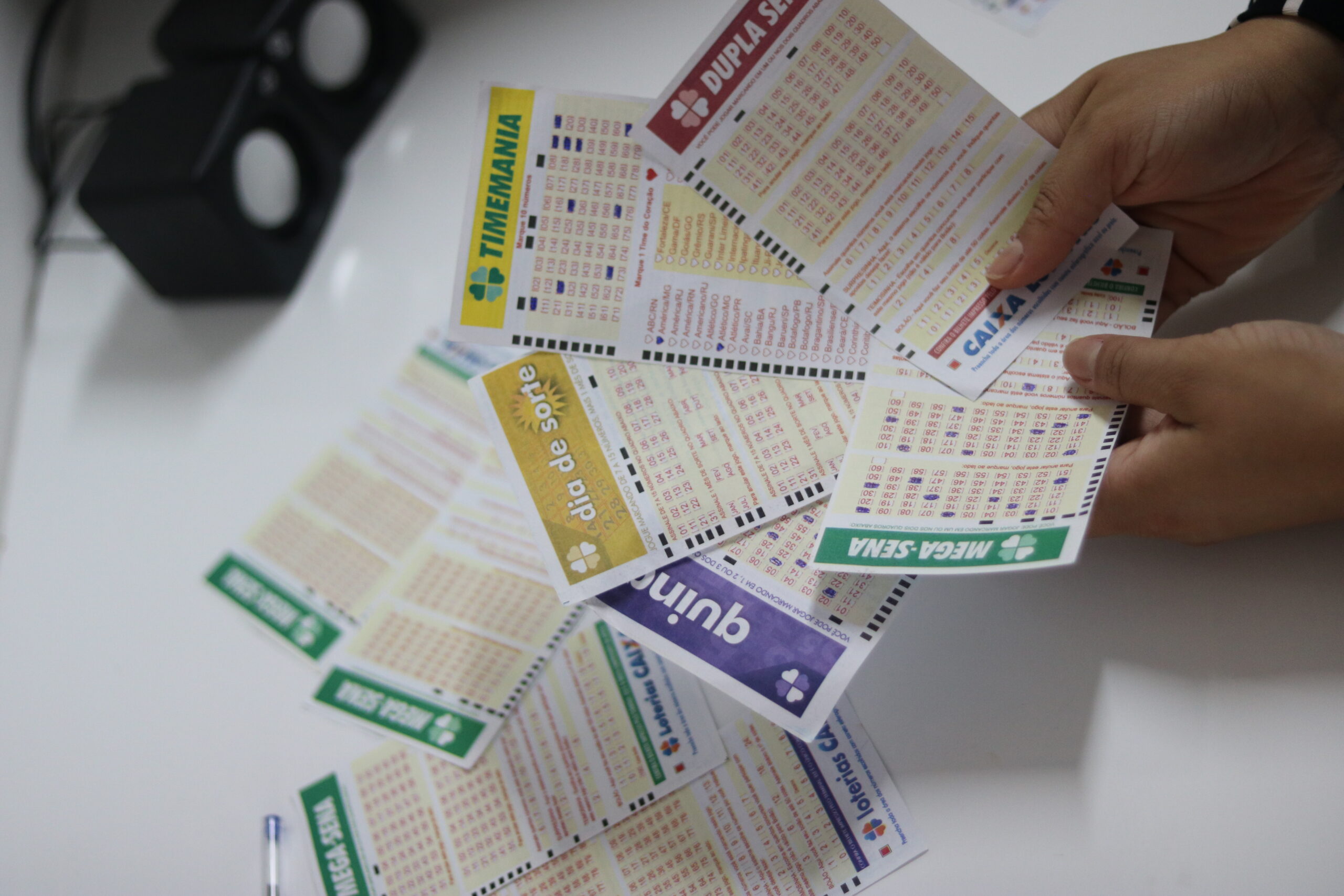 Loterias: resultado da Mega-Sena 2433, Lotofácil 2420 e outros sorteios de hoje (12/01)