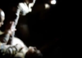 Vídeo: policiais militares resgatam homem de enchente em Nova Lima