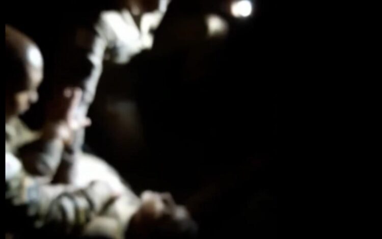 Vídeo: policiais militares resgatam homem de enchente em Nova Lima