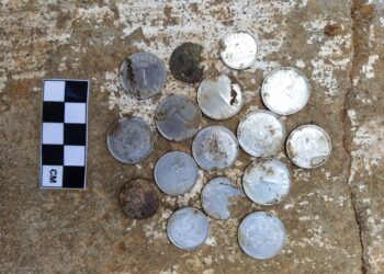 Arqueólogos encontram objetos do século 18 em praça de Mariana