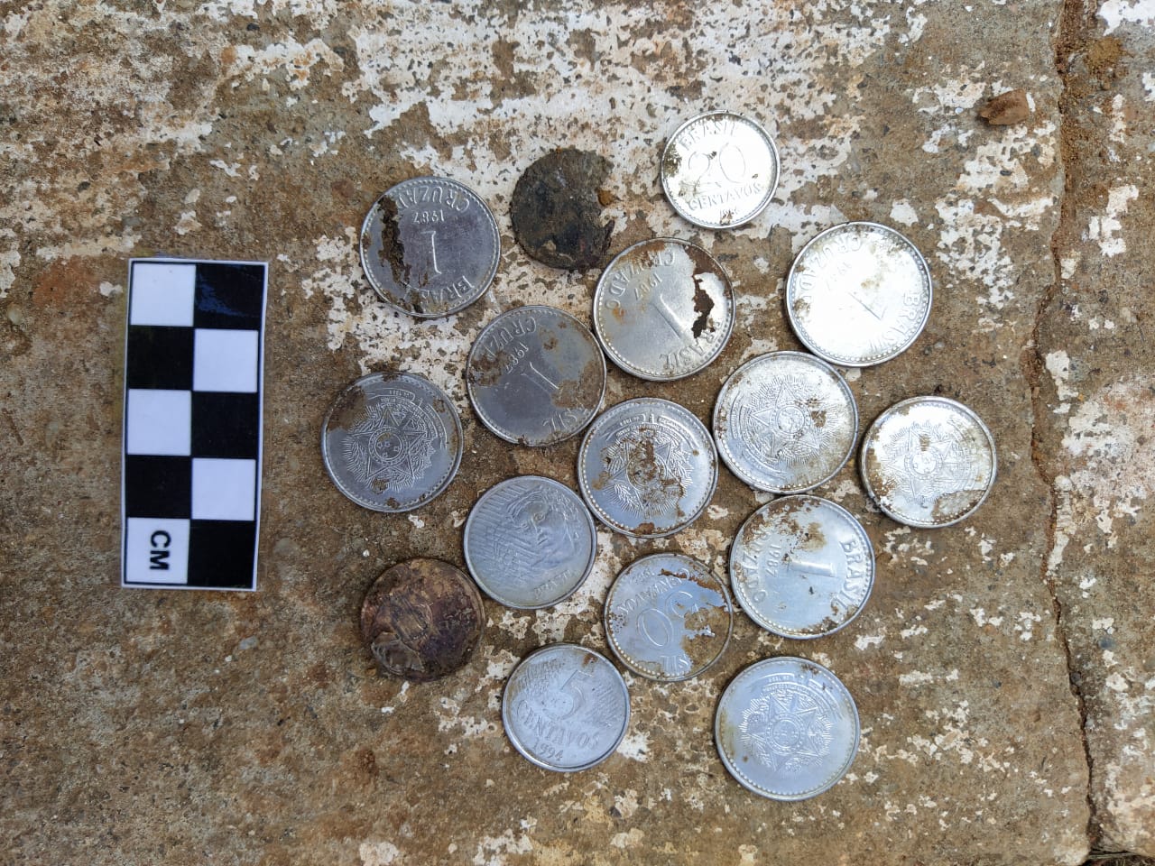 Arqueólogos encontram objetos do século 18 em praça de Mariana