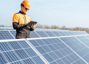 Energia solar gera mais de 150 mil empregos no Brasil em um ano 